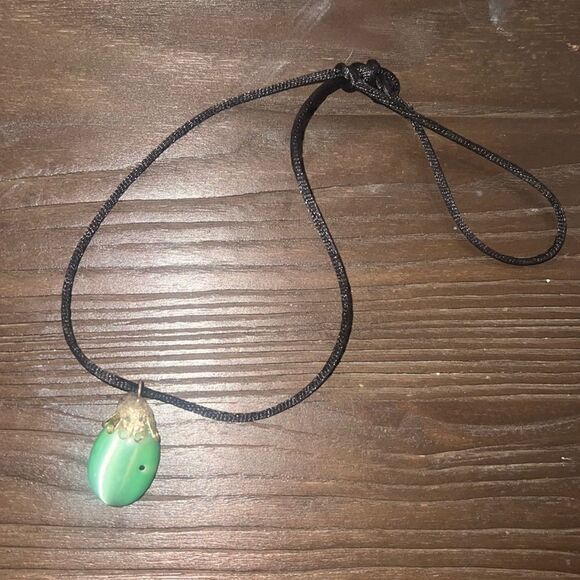 Green Stone Necklace Black Rope - NEW - Vintage Stone - Picture 1 of 4
